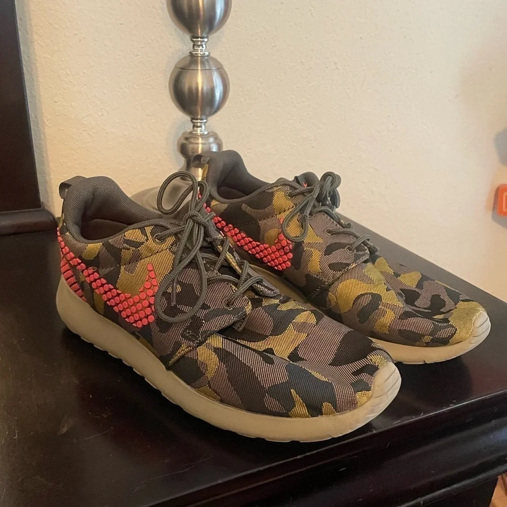 Nike Women's Roshe One Premium Plus Camo Sneakers Size 7.5 Green - Picture 2 of 7